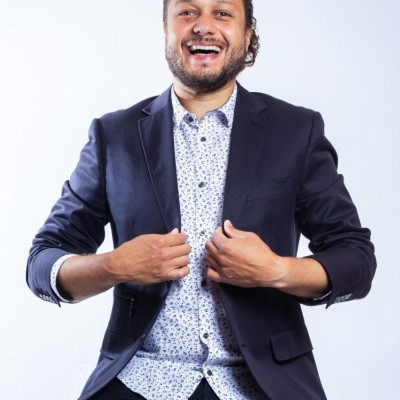 Caique Dumont — comediante para eventos corporativos