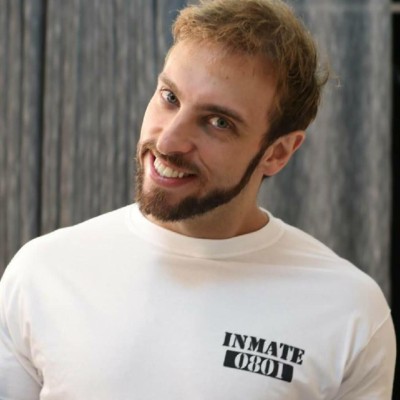 Léo Lins — comediante para eventos corporativos