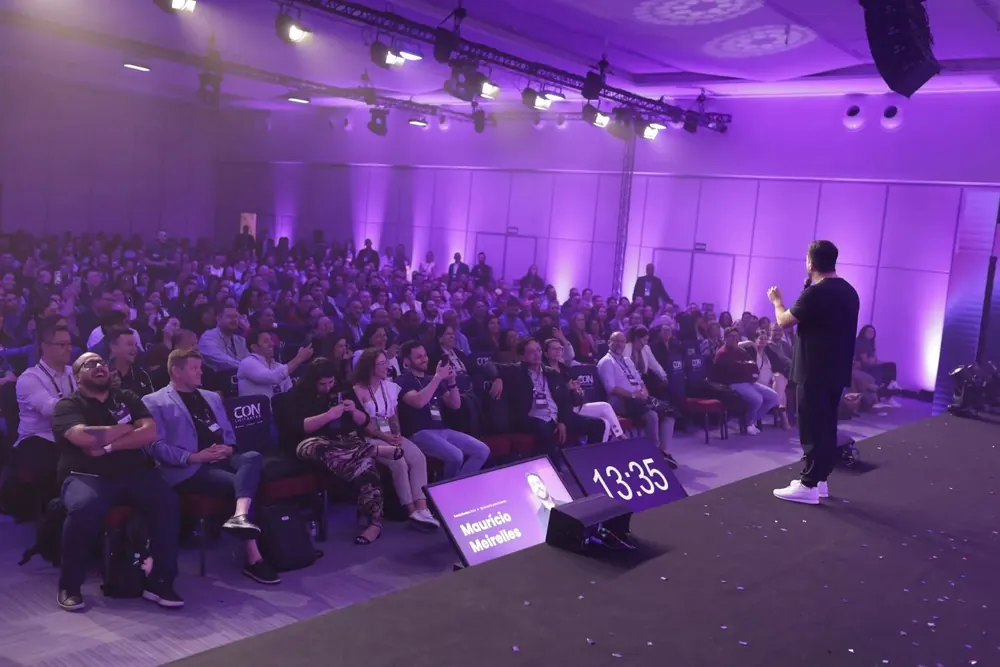 Plateia engajada em evento corporativo