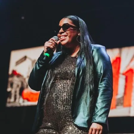 Tatá Mendonça — comediante para eventos corporativos